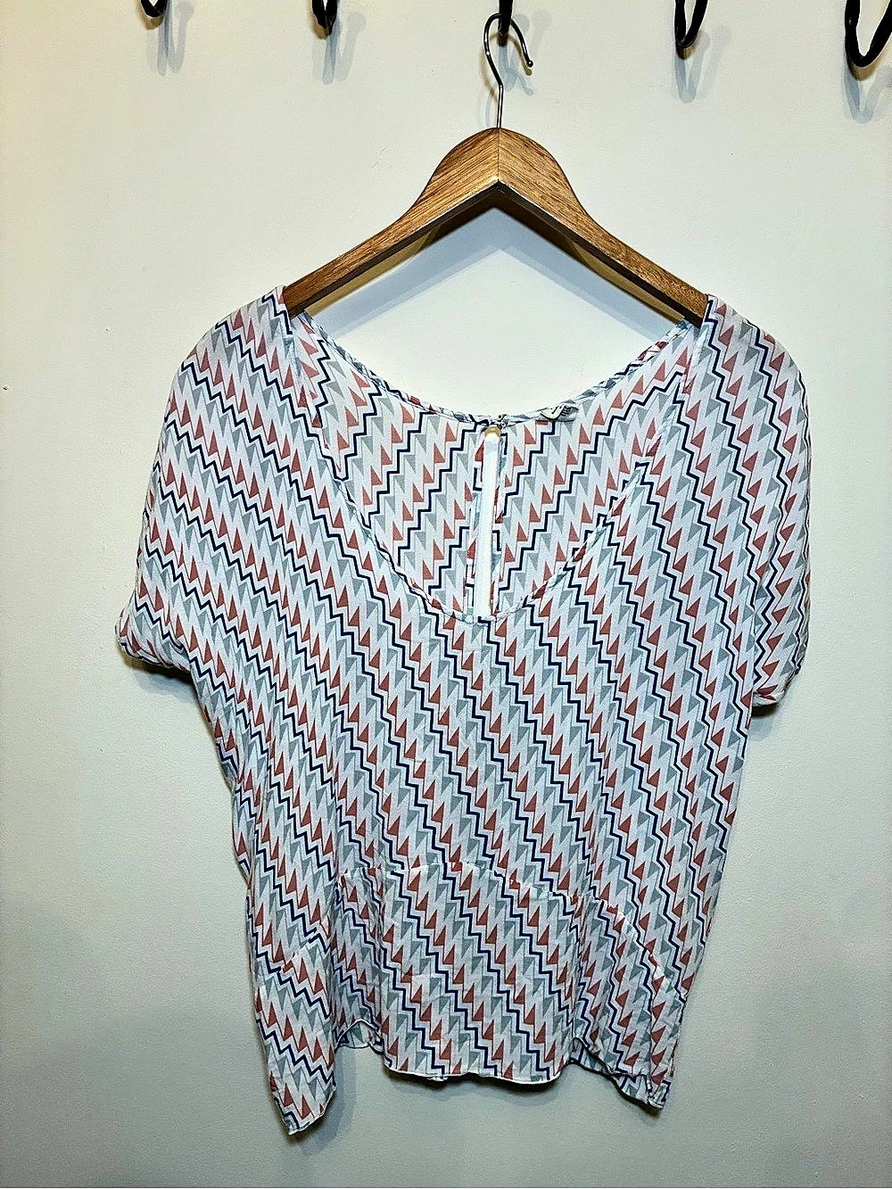 Jones New York Geometric Blouse in White & Blue Size Small